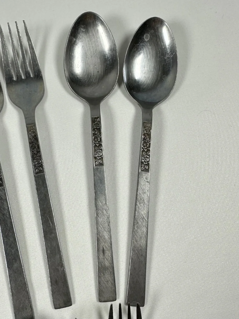 Flatware Roger Cutlery Co Stainless Japan Dorette Pattern 16 Piece 1970s